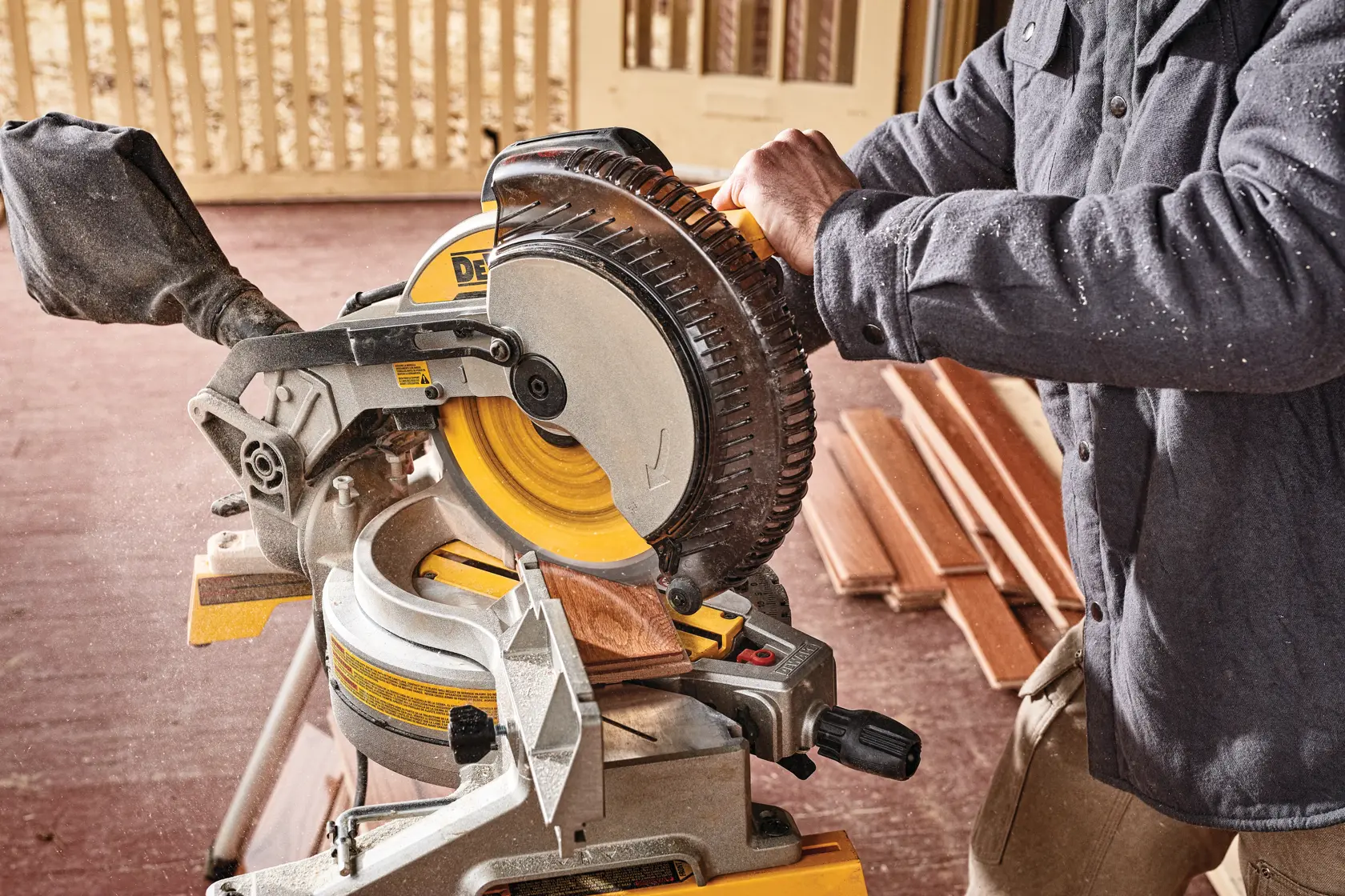 ACOLILLADORA-DEWALT-DWS715-2.-Ferreteria-Rhino.