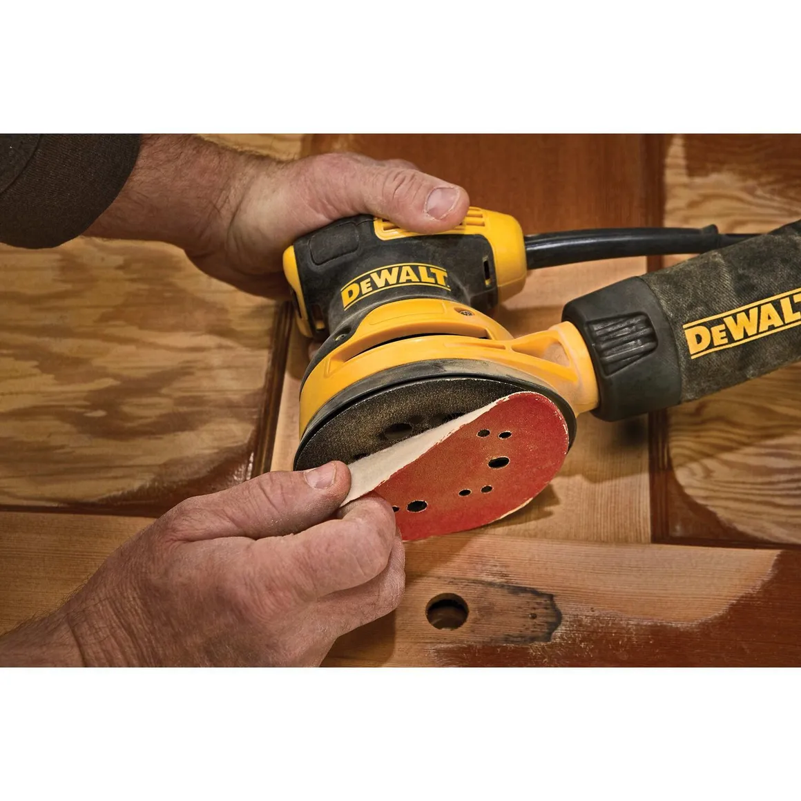 LIJADORA-ROTOORBITAL-DEWALT-DWE6421-B3-4.-Ferreteria-Rhino.