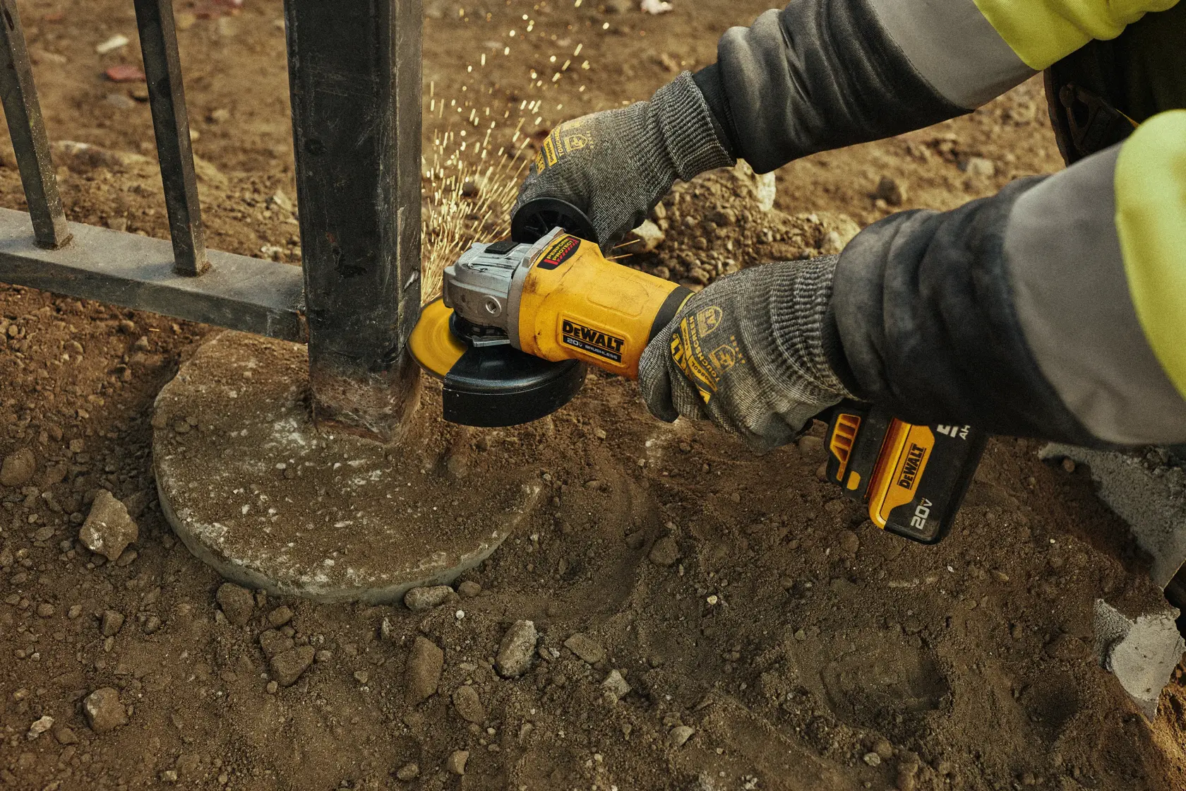 Pulidora inalámbrica DCG408P2 DEWALT vista 2
