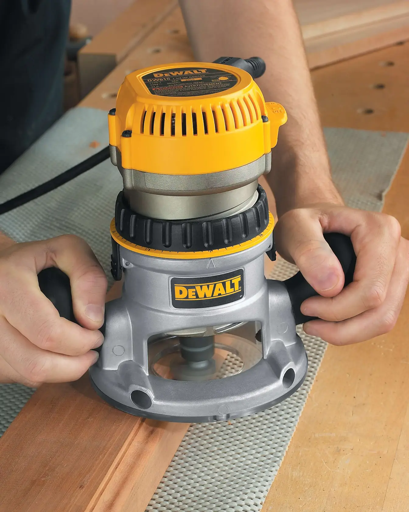 Ruteadora DW616 DEWALT vista 2